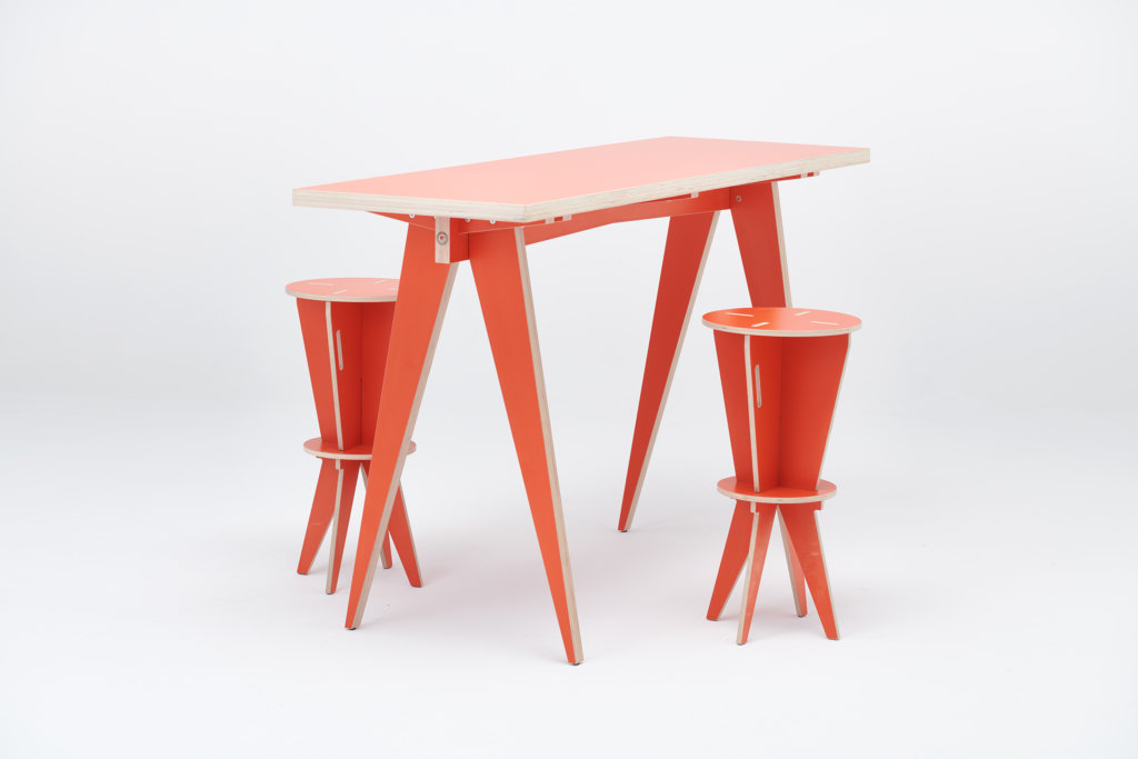 Wysoki stół biurowy ST CALIPERS SHARE w pomarańczowym kolorze i hockery ST CALIPERS w tym samym kolorze